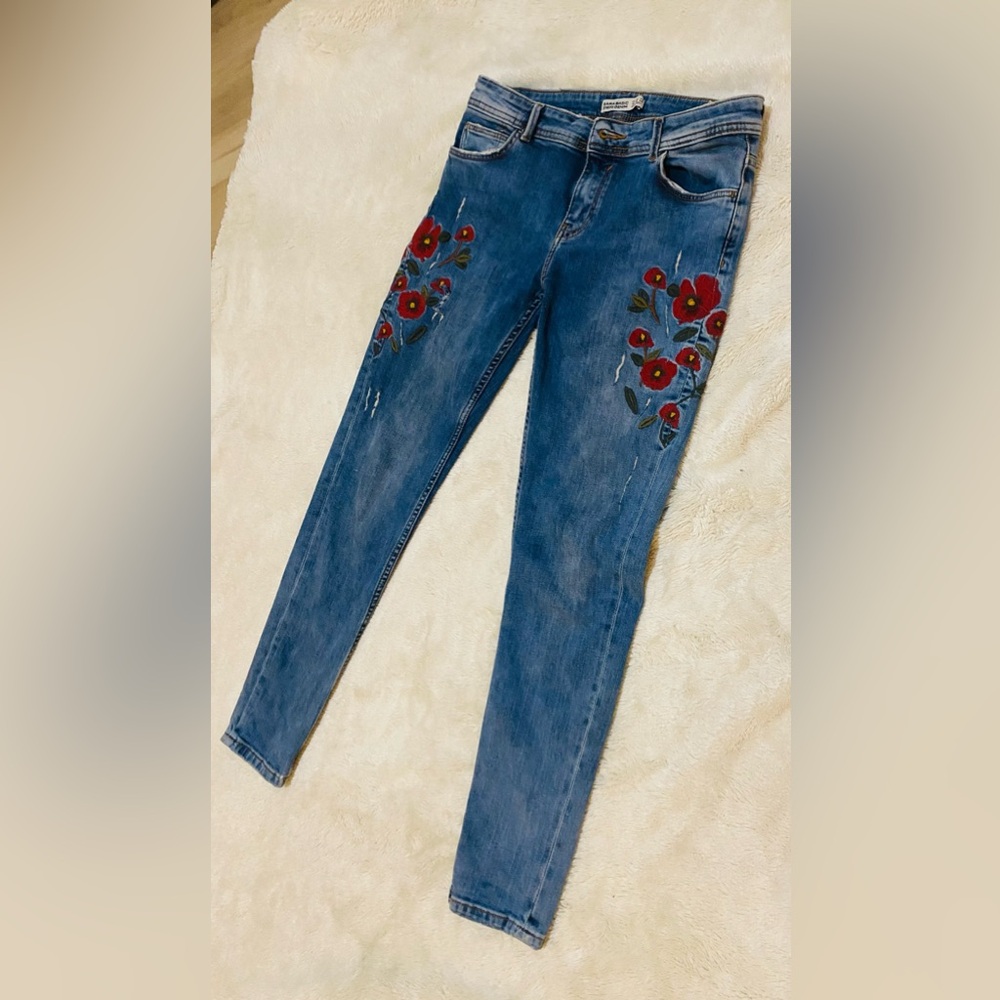 Zara basic denim embroidered red roses distressed jean. Size 6